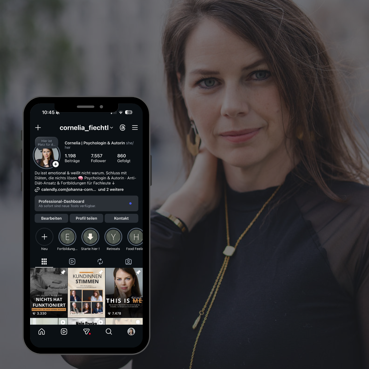 Instagram-Profil @cornelia_fiechtl auf dem Handy, daneben Cornelia Fiechtl