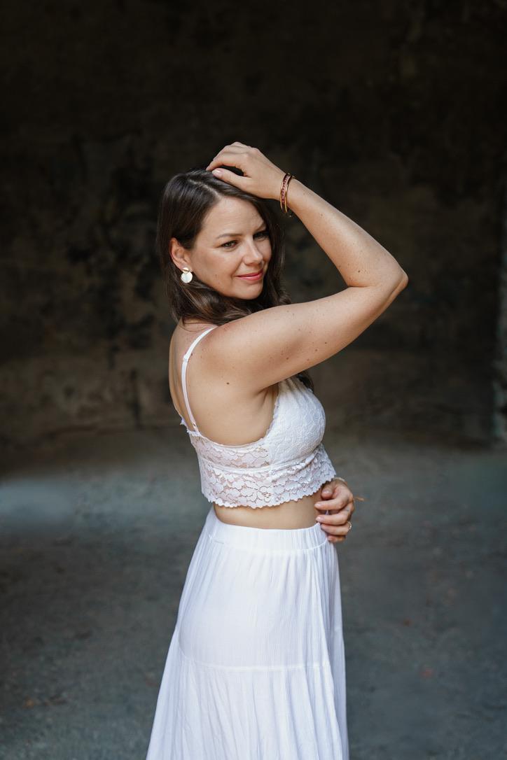 Frau im weißen Kleid