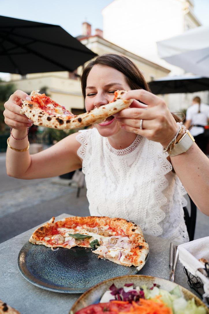 Frau genießt Pizza